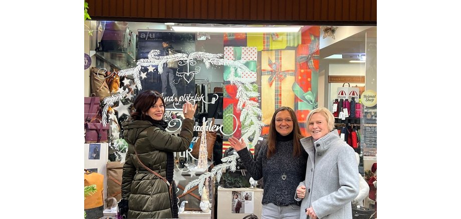 Drei Frauen vor dem bemalten Schaufenster