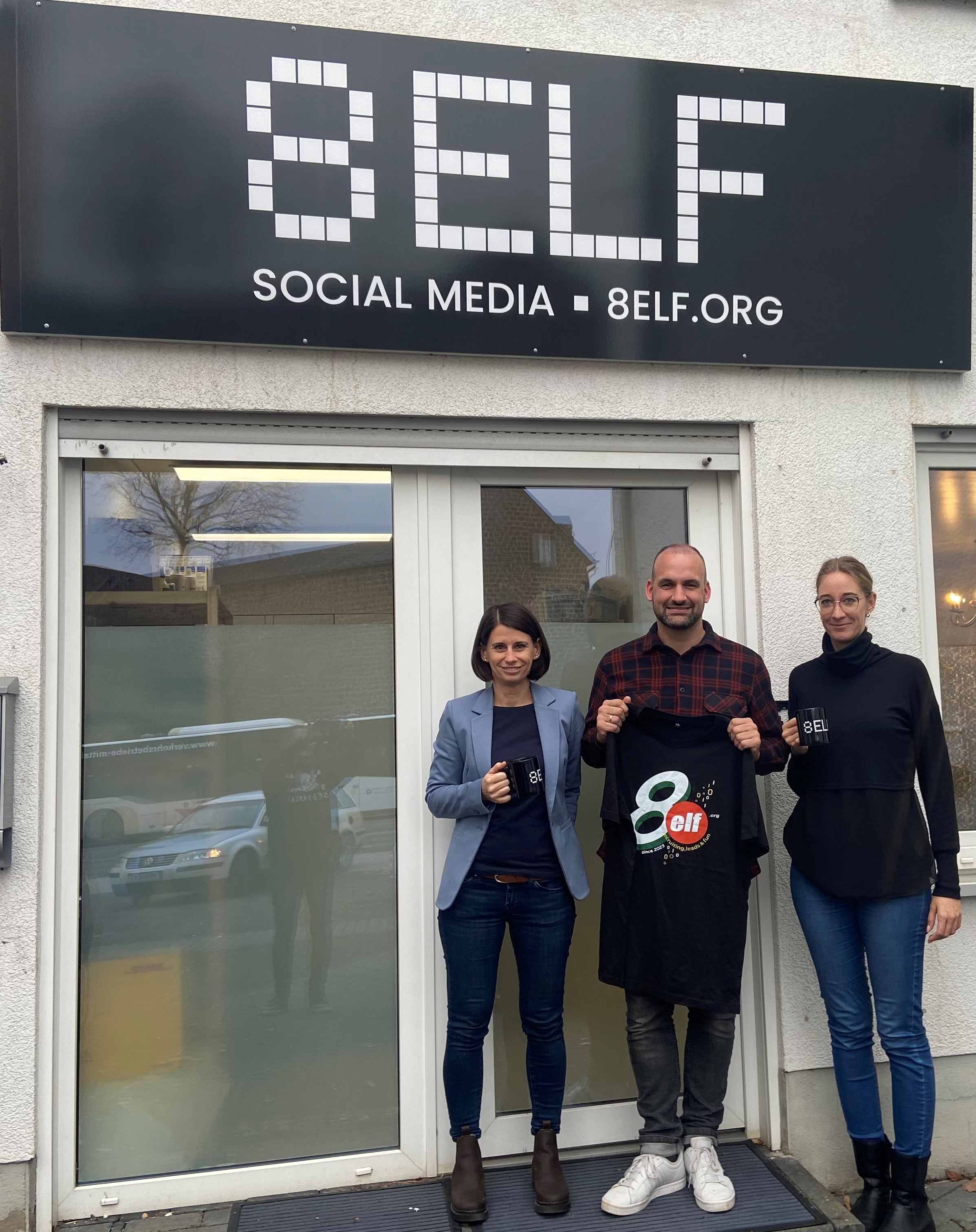 Drei Personen vor dem Firmengebäude