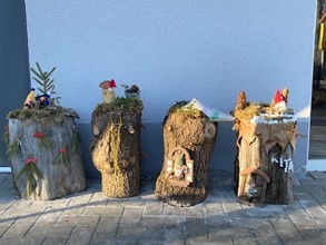 Selbstgebaute Wichtel vor einer Hauswand