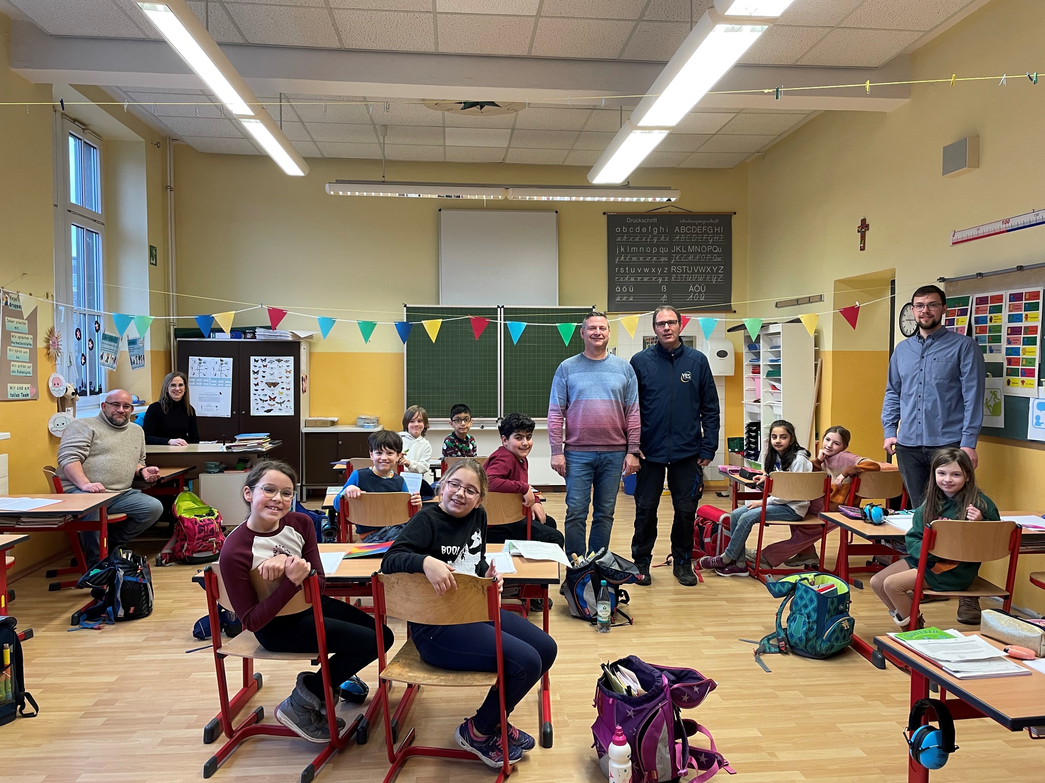 Zahlreiche Schulkinder mit Schulvertretern im Klassenraum