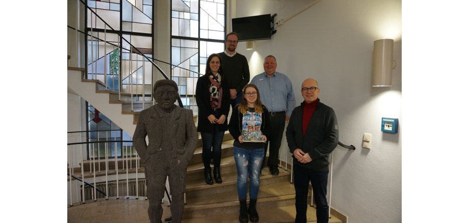 Fünf Personen stehen auf der Treppe des Rathauses