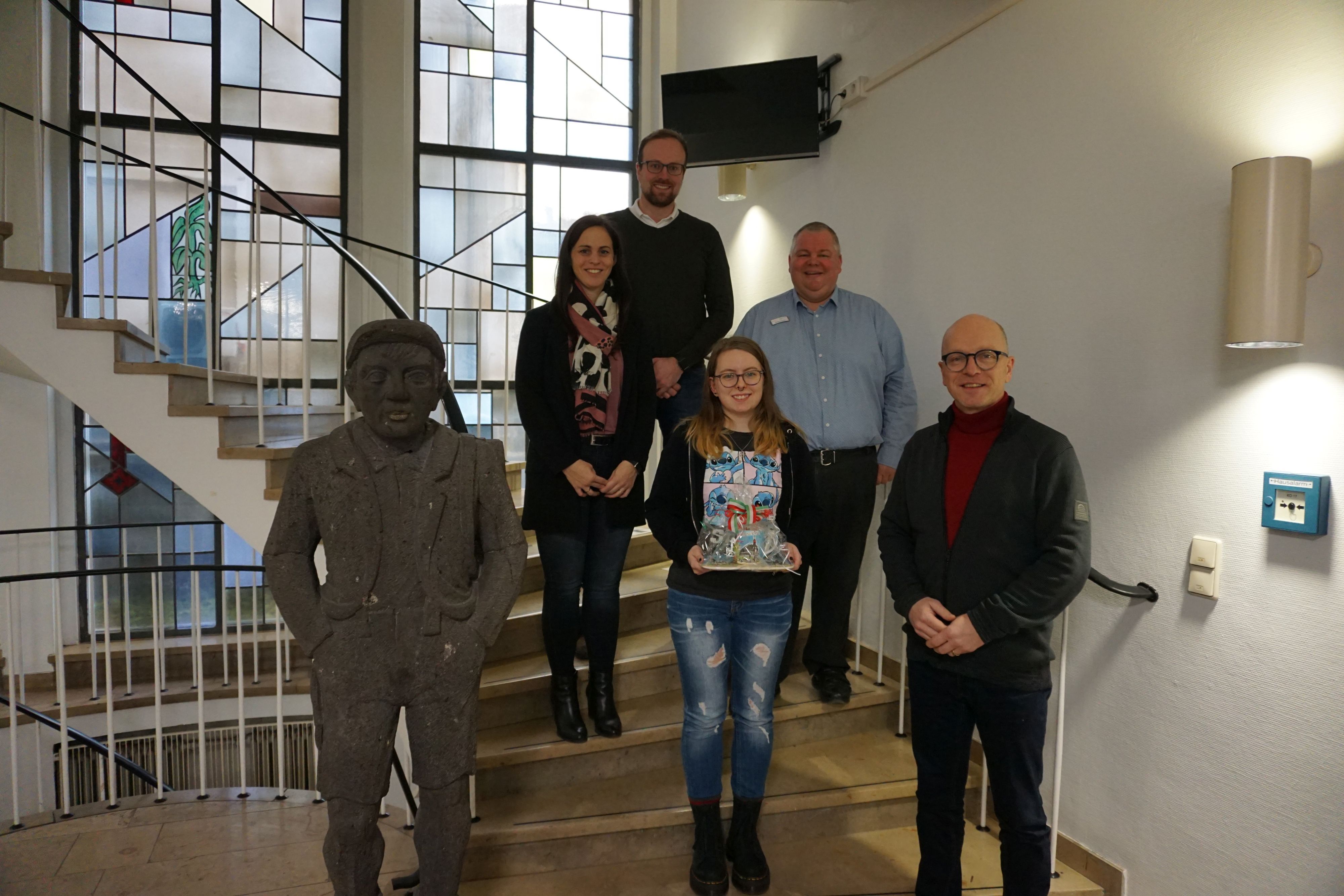 Fünf Personen stehen auf der Treppe des Rathauses