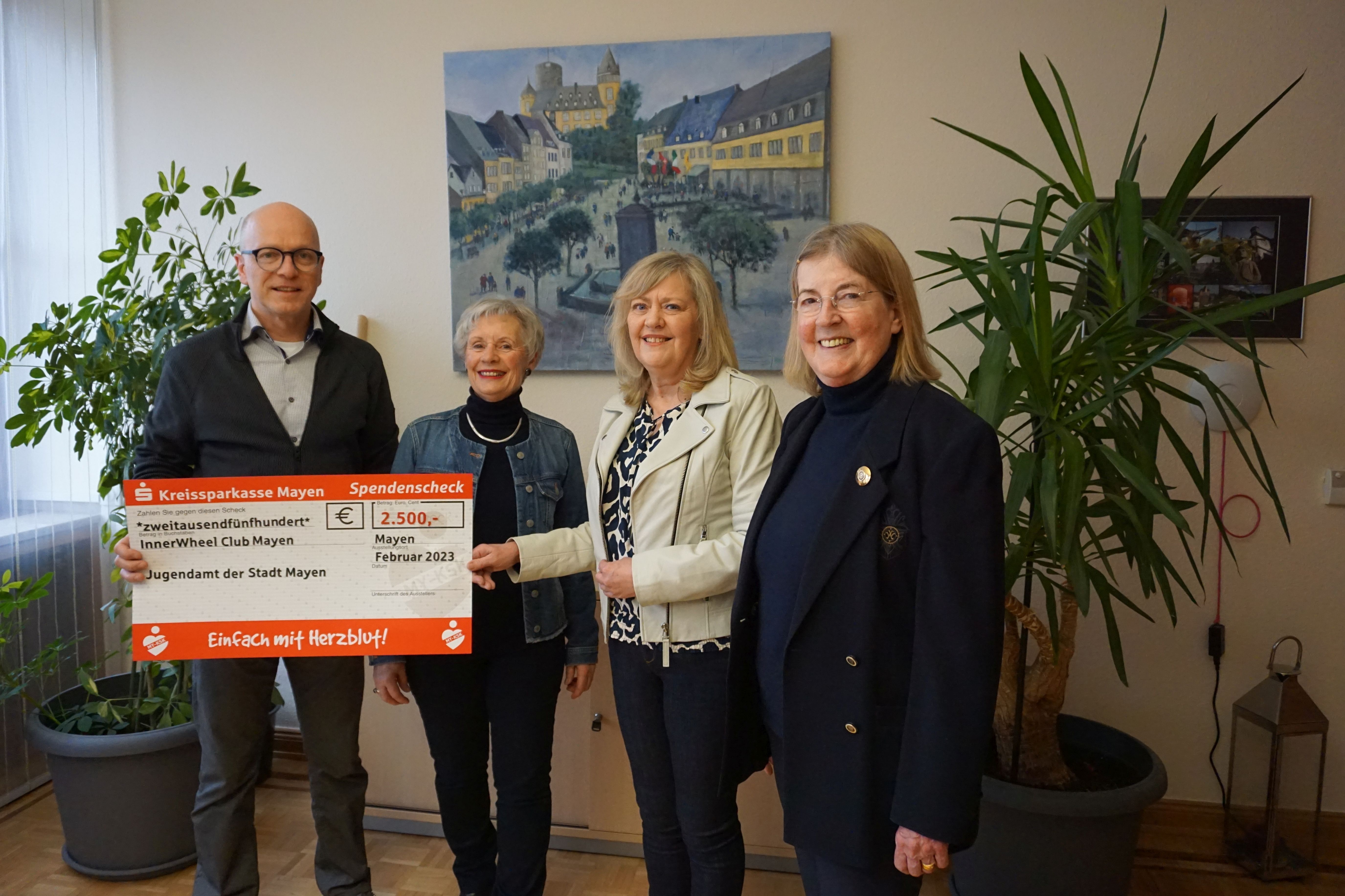 Mehrere Personen bei der Übergabe eines Schecks