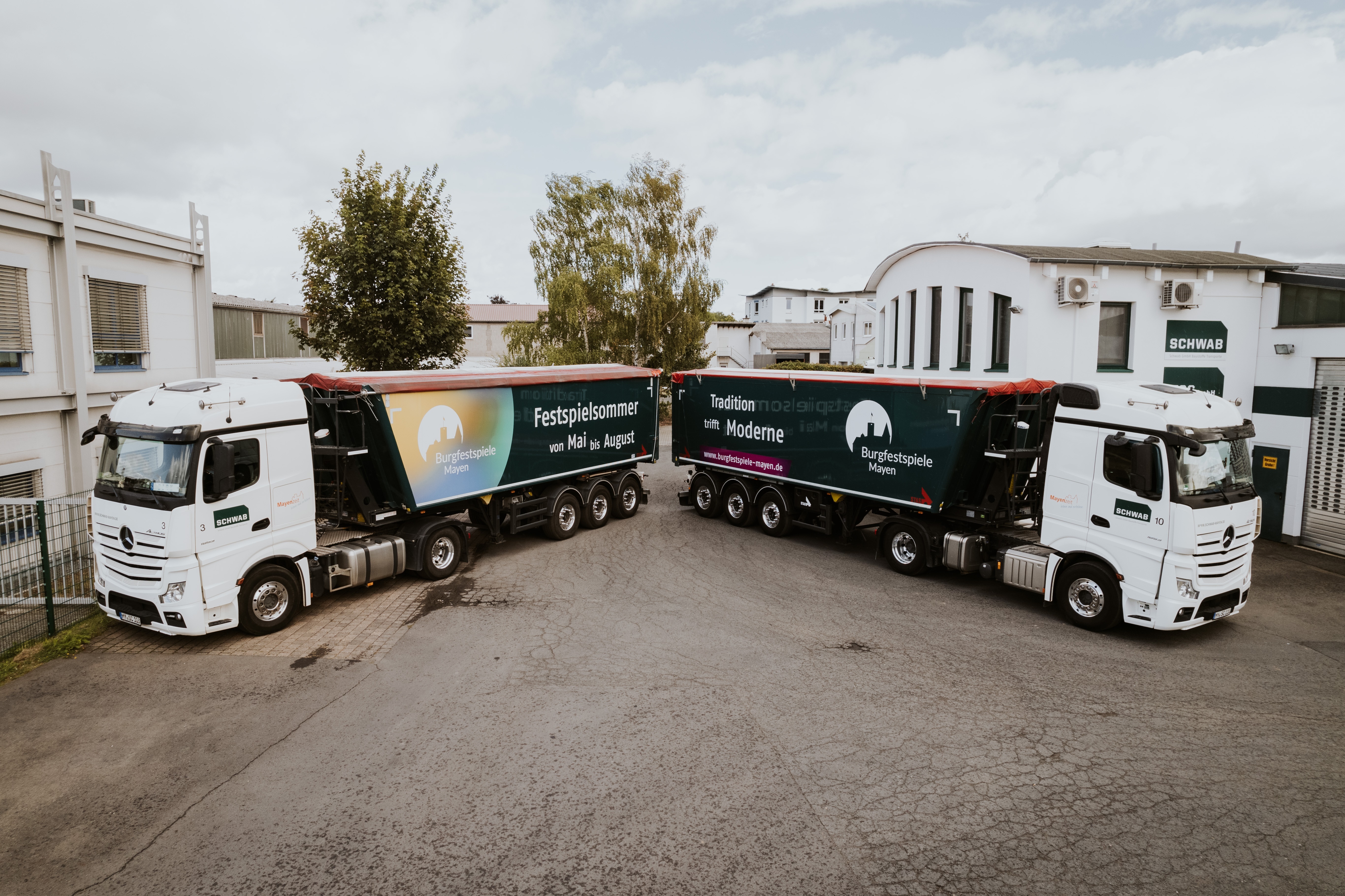 2 LKW mit Werbung der Burgfestspiele