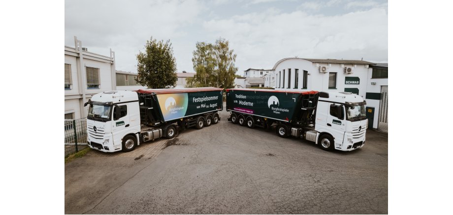 2 LKW mit Werbung der Burgfestspiele