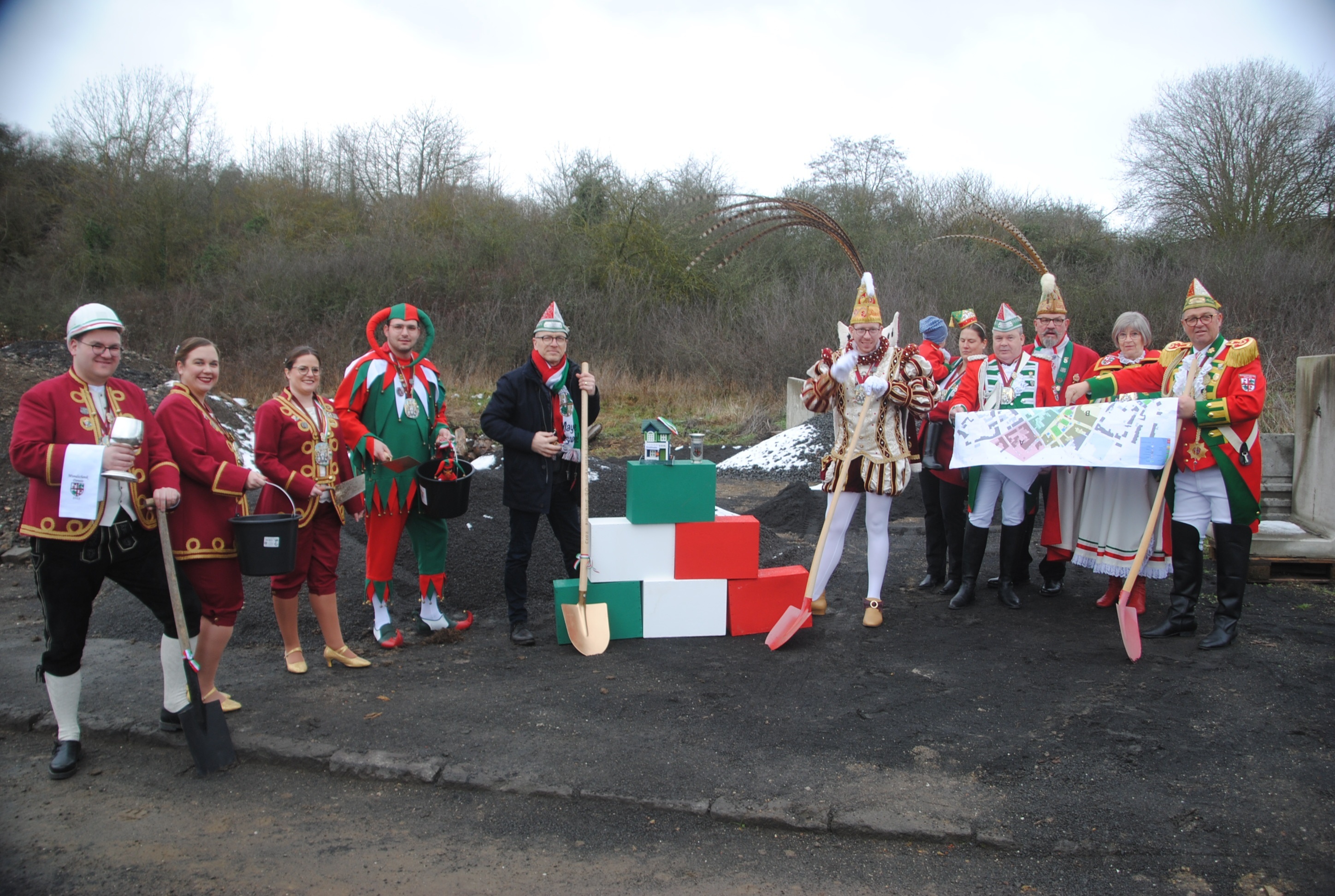Prinz, OB und der Hofstaat stehen mit Spaten in einem Bild zusammen