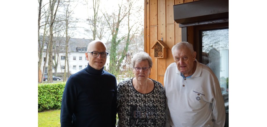 Der Oberbürgermeister steht neben Frau und Herrn Degen 