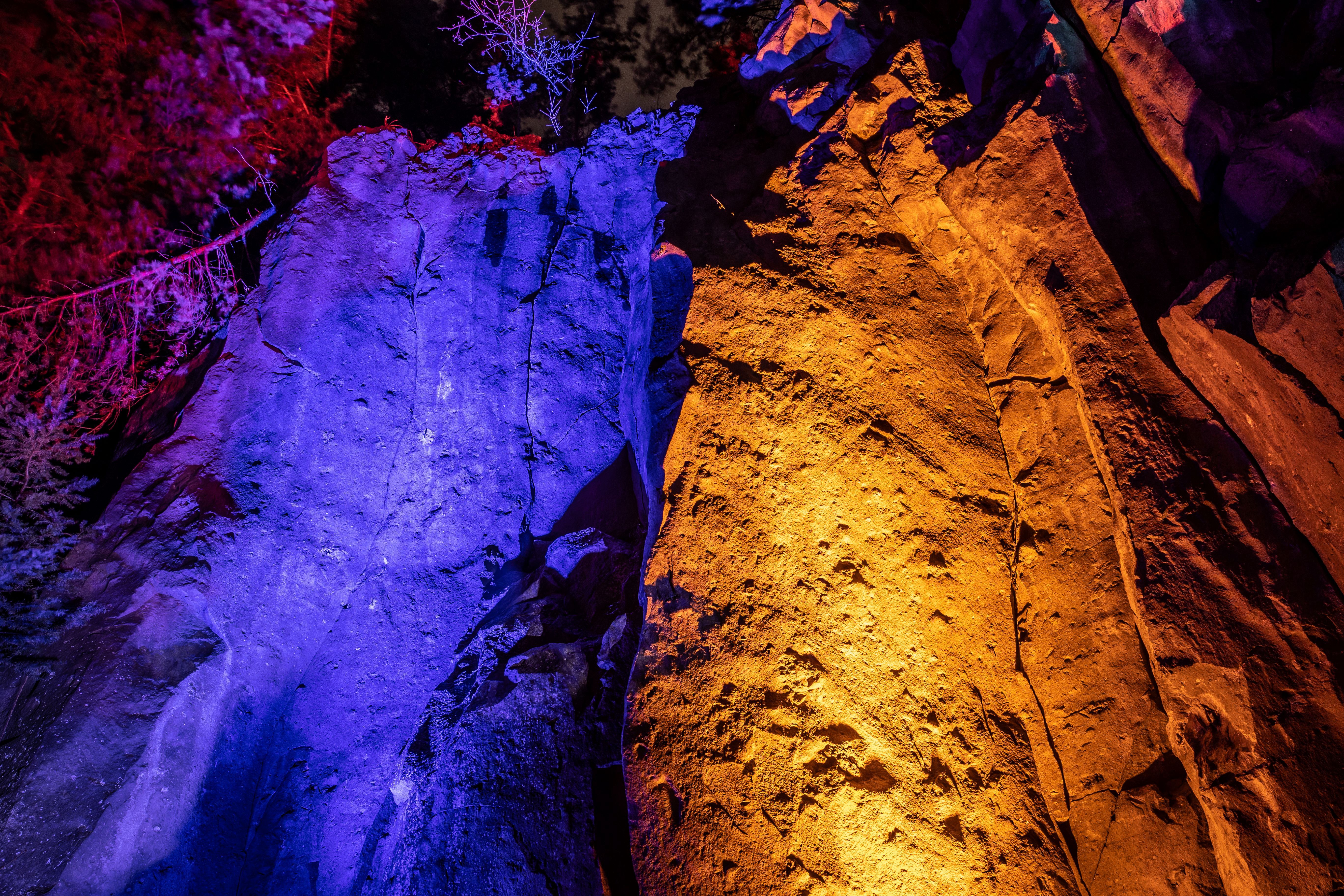 Beleuchtete Felswand