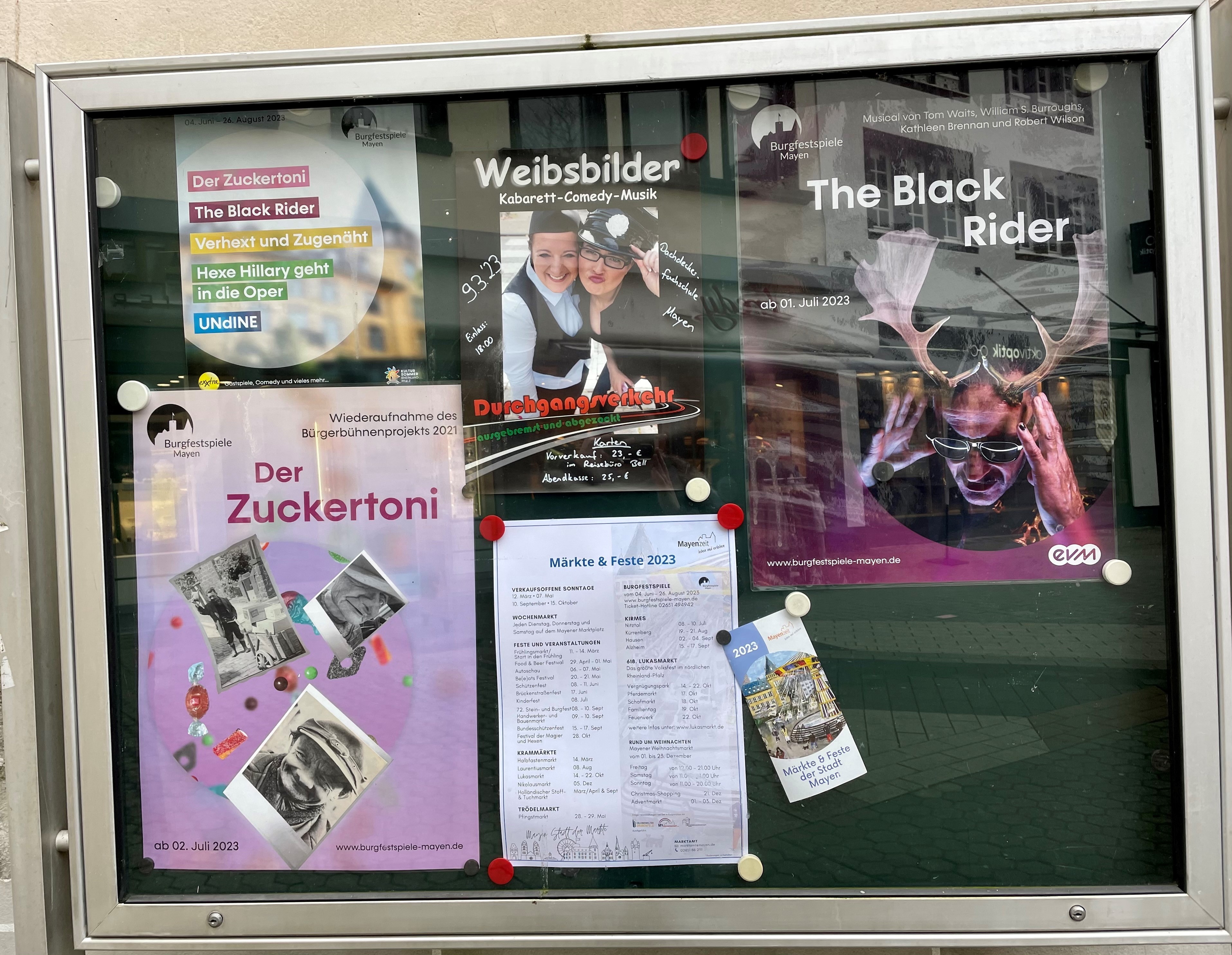 Schaukasten mit Informationen und Plakaten