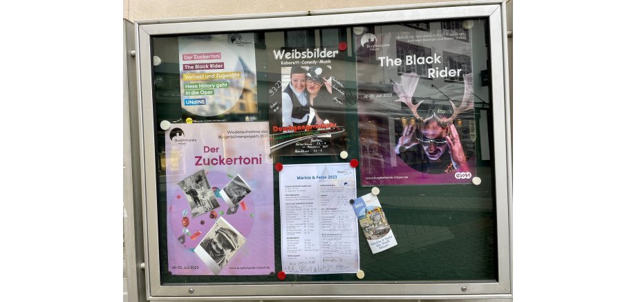 Schaukasten mit Informationen und Plakaten