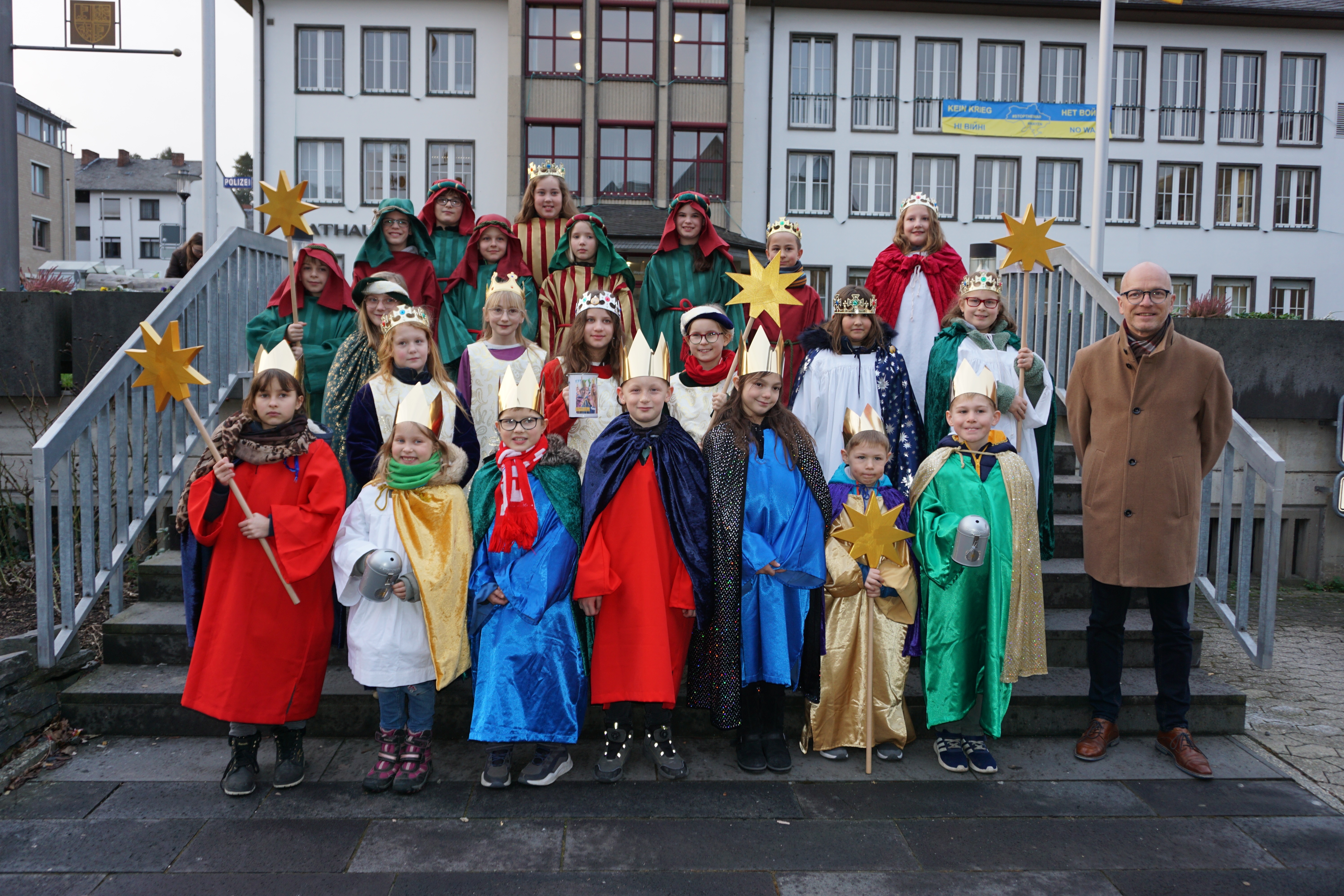 Die Sternsinger zusammen mit dem Oberbürgermeister auf der Treppe vor dem Rathaus