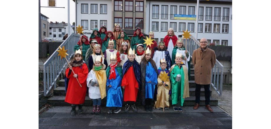 Die Sternsinger zusammen mit dem Oberbürgermeister auf der Treppe vor dem Rathaus