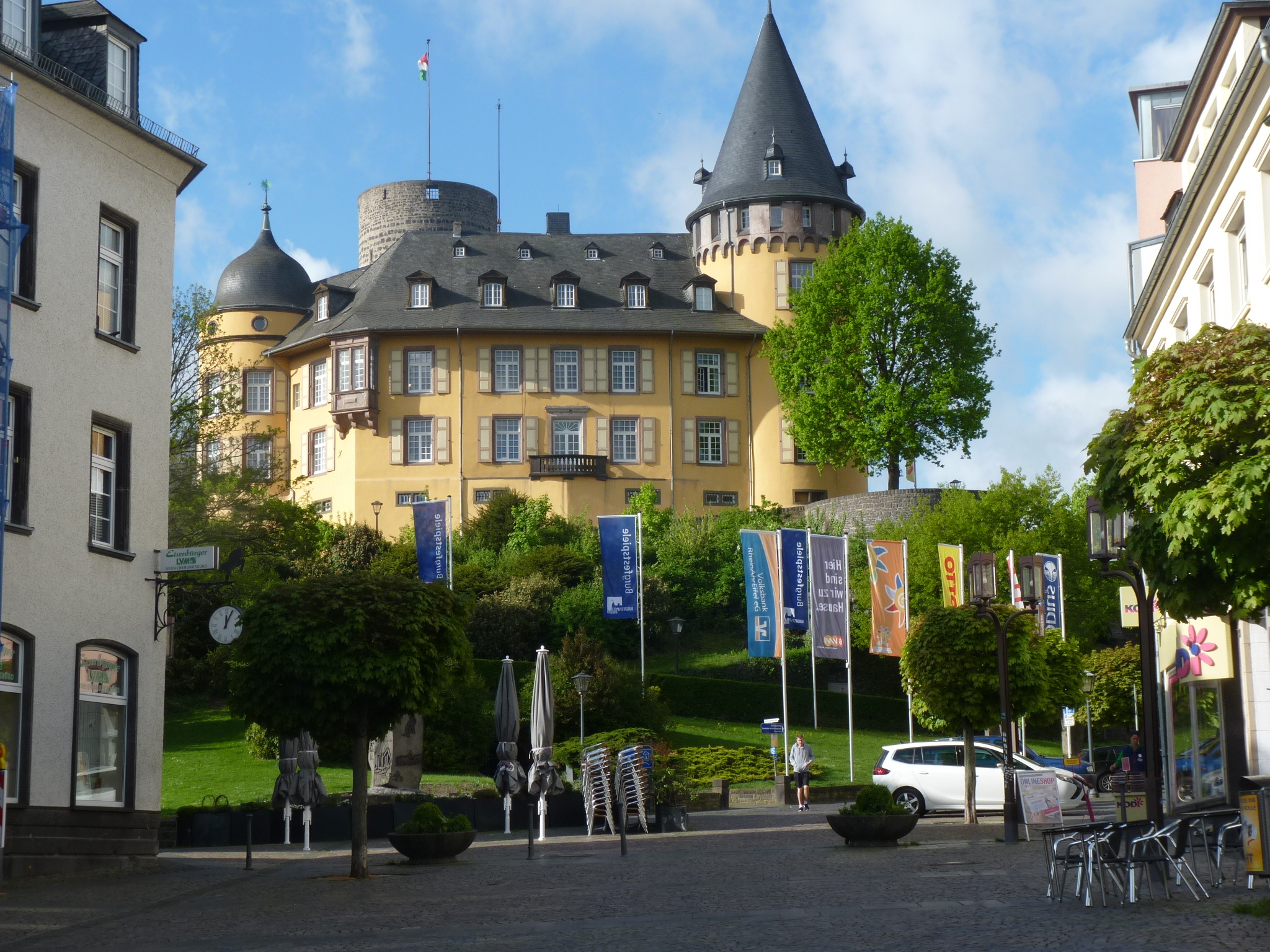Die Genovevaburg vor dem Marktplatz