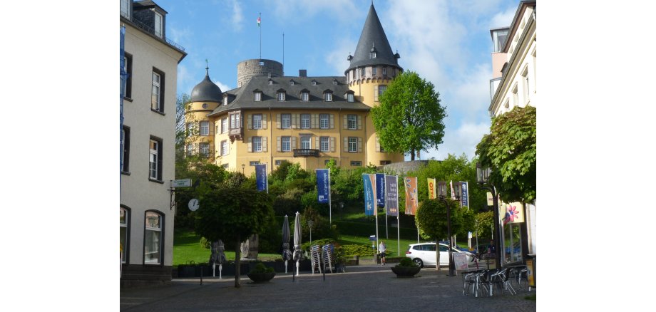 Die Genovevaburg vor dem Marktplatz