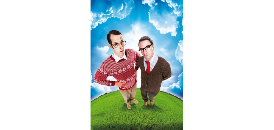 2 Männer auf einer grünen Wiese vor blauem Himmel
