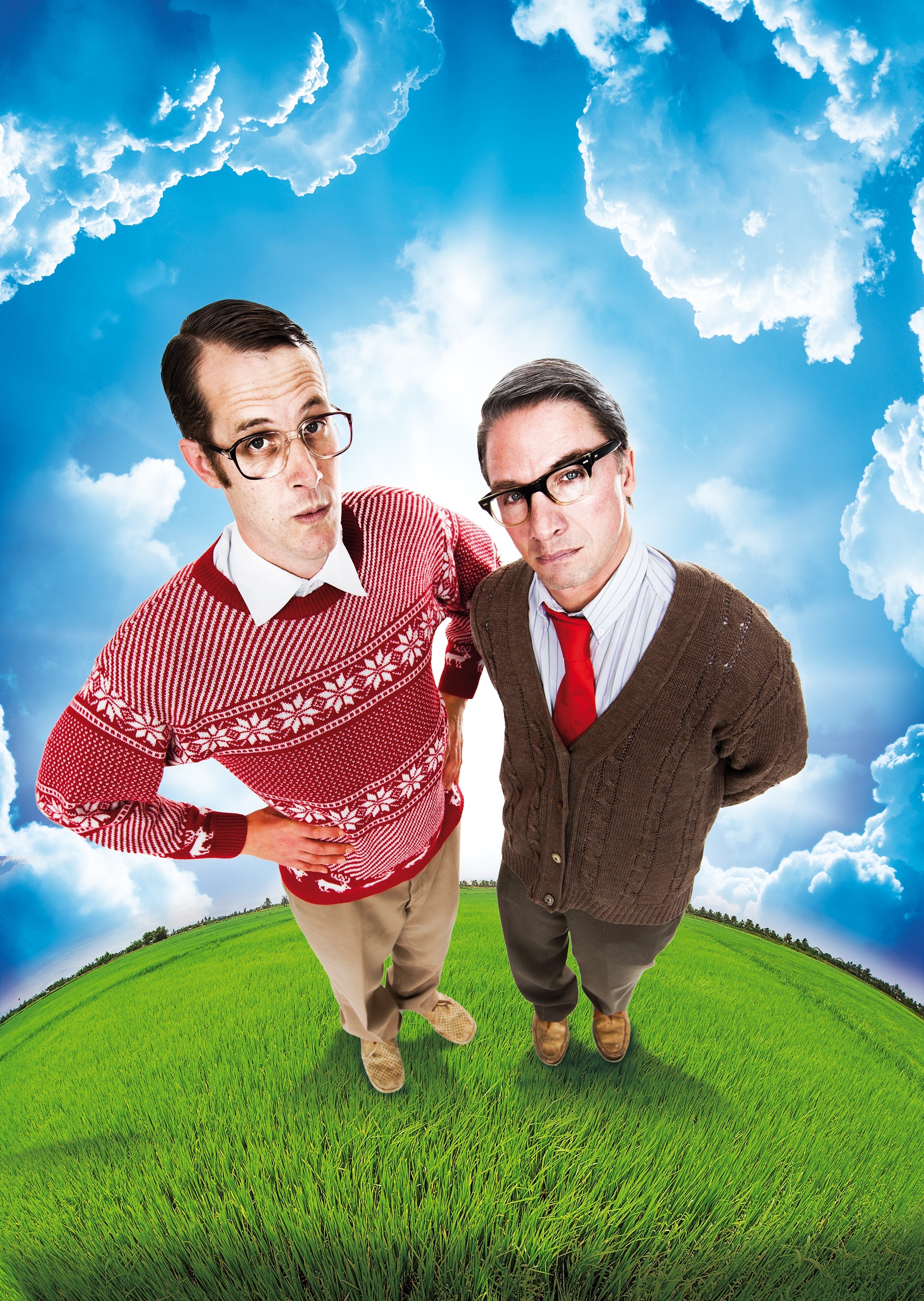 2 Männer auf einer grünen Wiese vor blauem Himmel