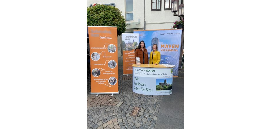 Zwei Mitarbeiterinnen stehen am Infostand der Stadt Mayen