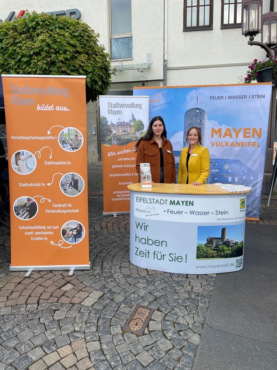 Zwei Mitarbeiterinnen stehen am Infostand der Stadt Mayen