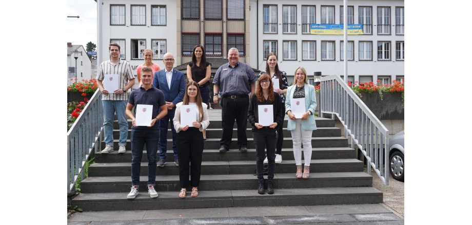 Anwärter*innen und Führungskräfte vor dem Rathaus