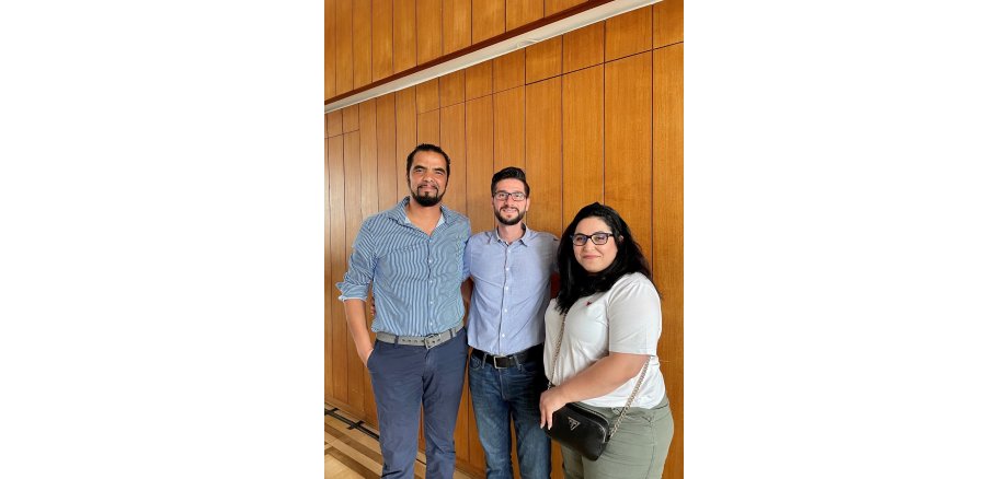v.l.n.r. Beiratsmitglied Raduan Fatine, Vorsitzender Mohamad Al Emam und Beiratsmitglied Heidi Kaes vom Beirat für Migration und Integration stellen sich vor. Gruppenfoto der drei Mitglieder des Beirats für Migration und Integration