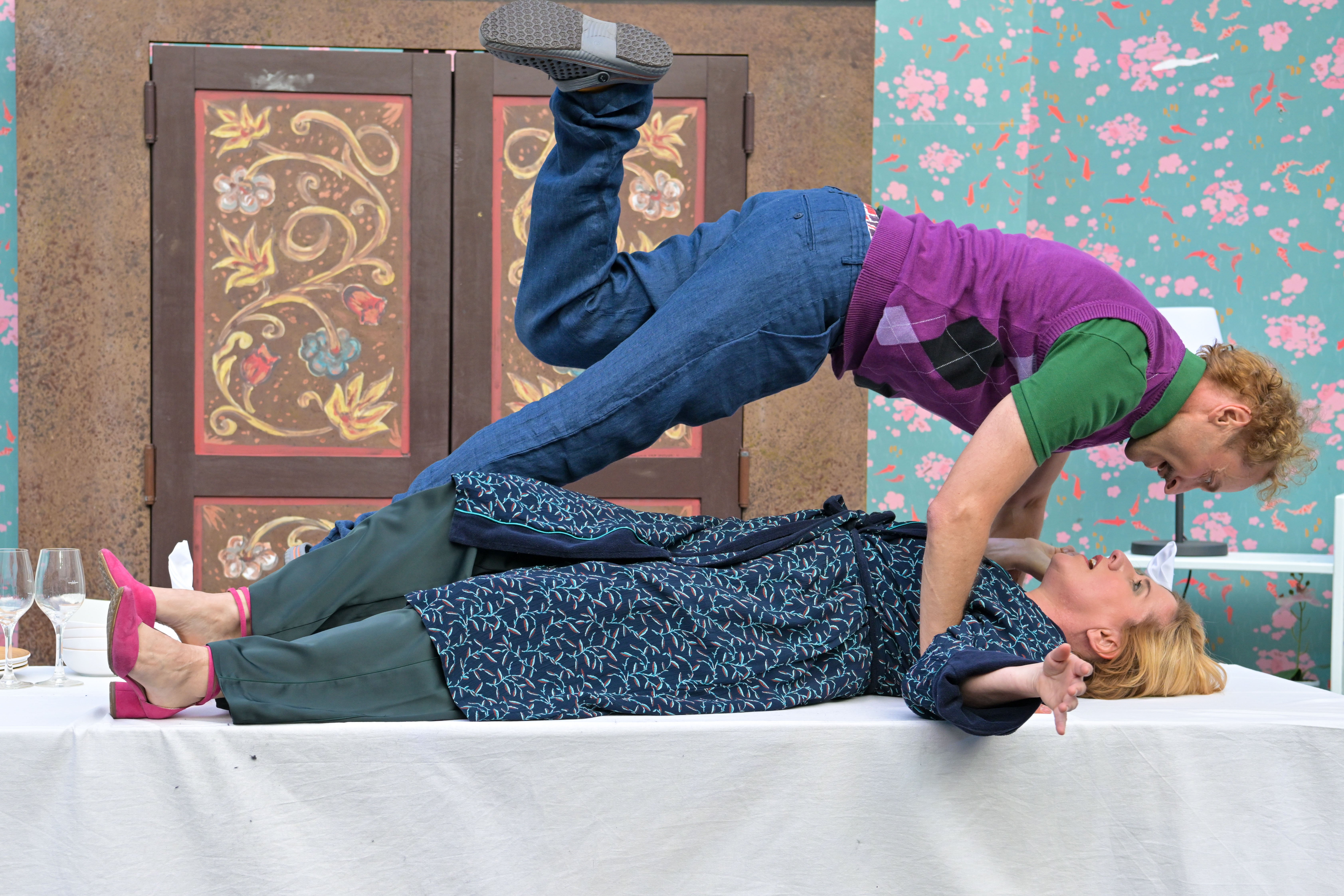 Foto der zwei Schauspieler während des Stücks