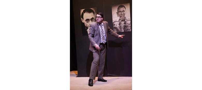 Heinz Erhardt Double auf der Bühne