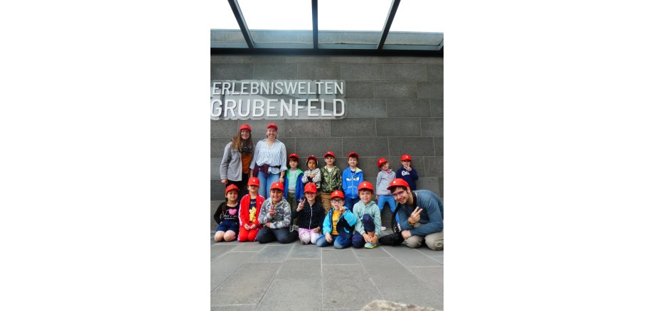 Gruppenfoto vor dem Eingang des Grubenfeldes