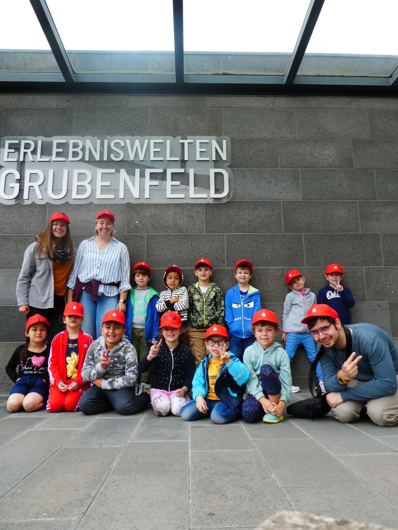 Gruppenfoto vor dem Eingang des Grubenfeldes