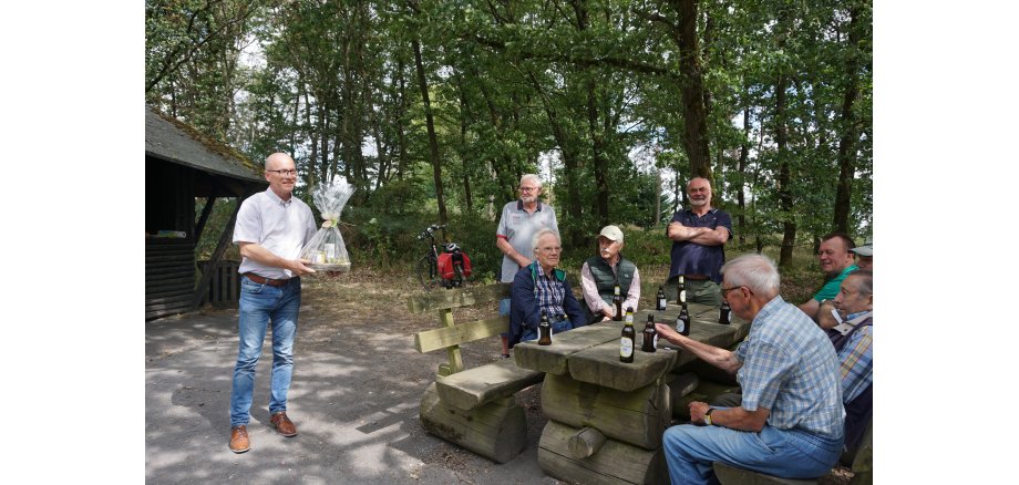 Gruppenfoto von der Übergabe des Präsentes