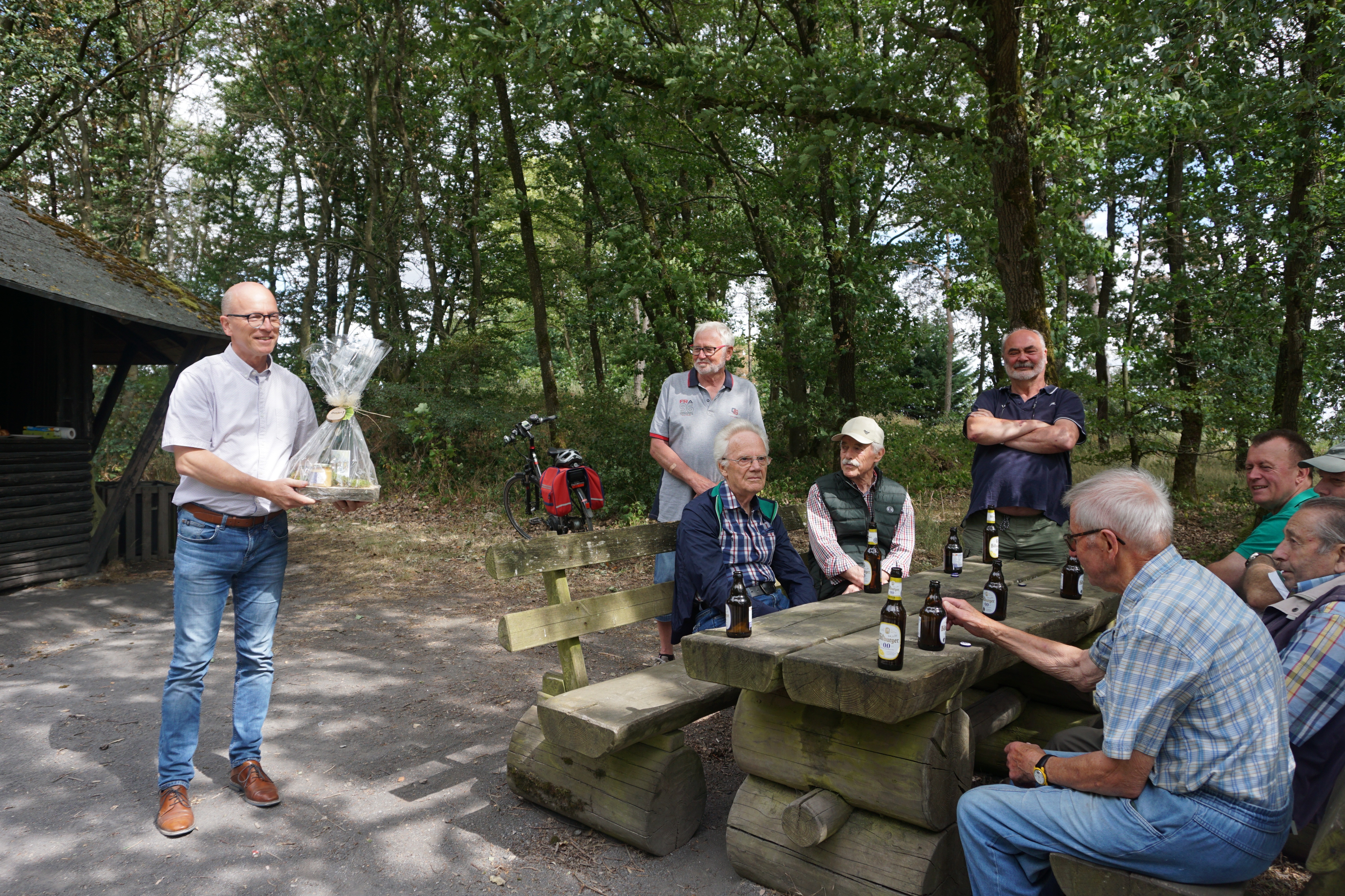 Gruppenfoto von der Übergabe des Präsentes