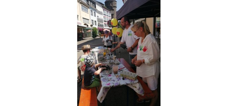 2 Erwachsene und Kinder an einem Basteltisch