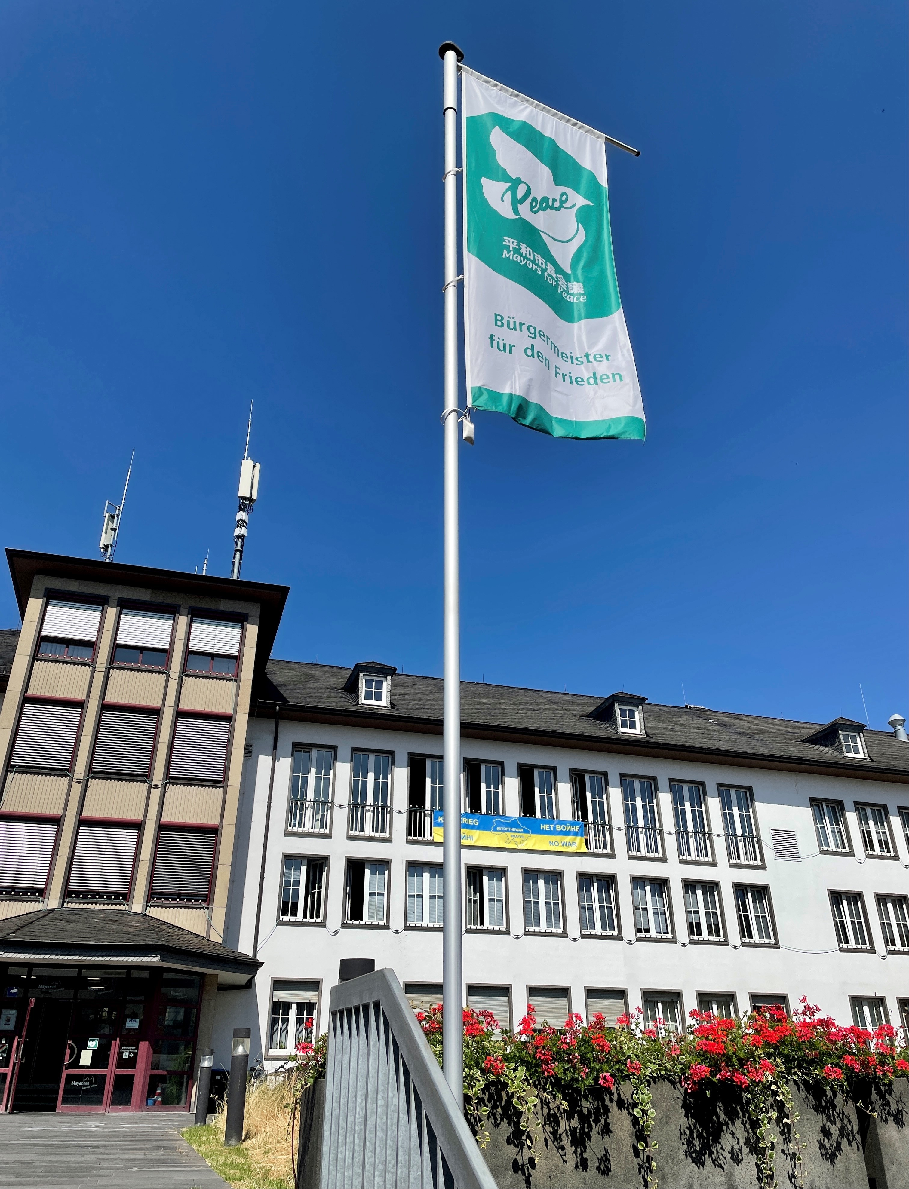 Gehisste Friedensflagge vor dem Rathaus