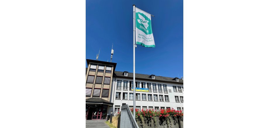 Gehisste Friedensflagge vor dem Rathaus