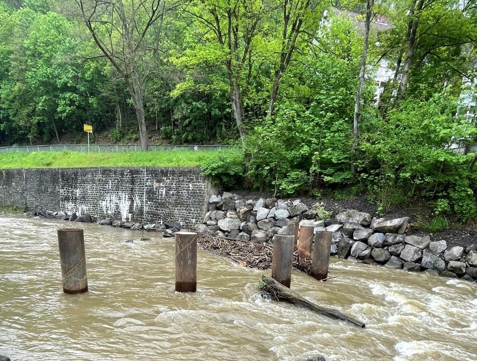 Ein Stück Holz wird mit dem Rechen aufgefangen