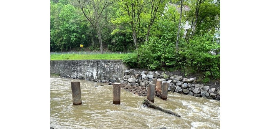 Ein Stück Holz wird mit dem Rechen aufgefangen