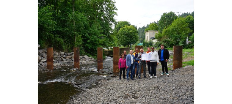 8 Personen stehen vor dem Treibgutrechen