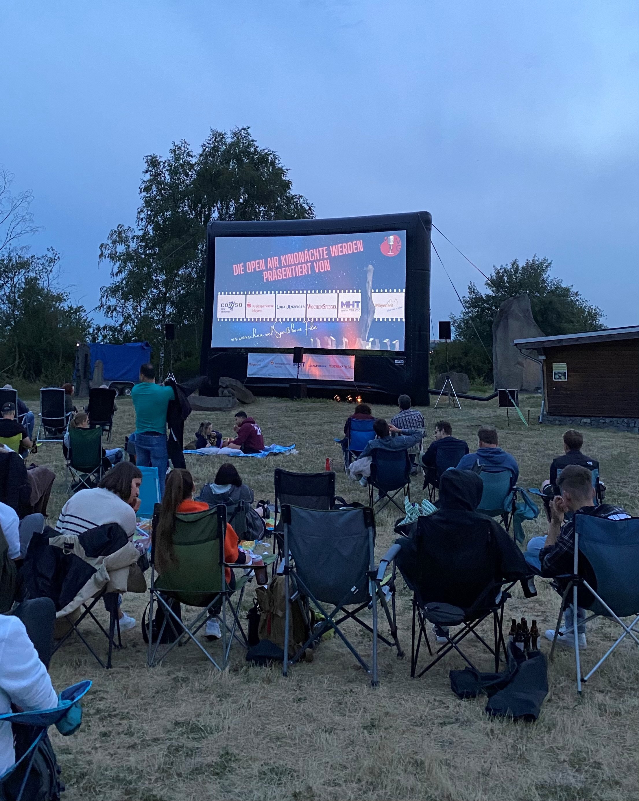 Bild von der Leinwand und Gästen 