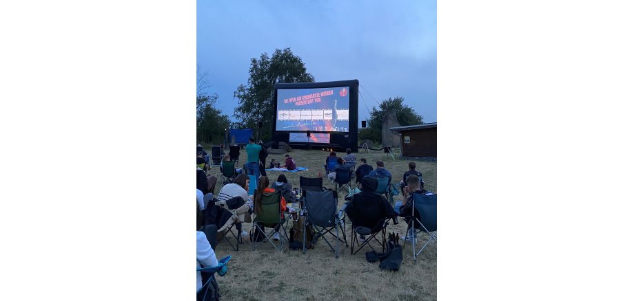 Bild von der Leinwand und Gästen 