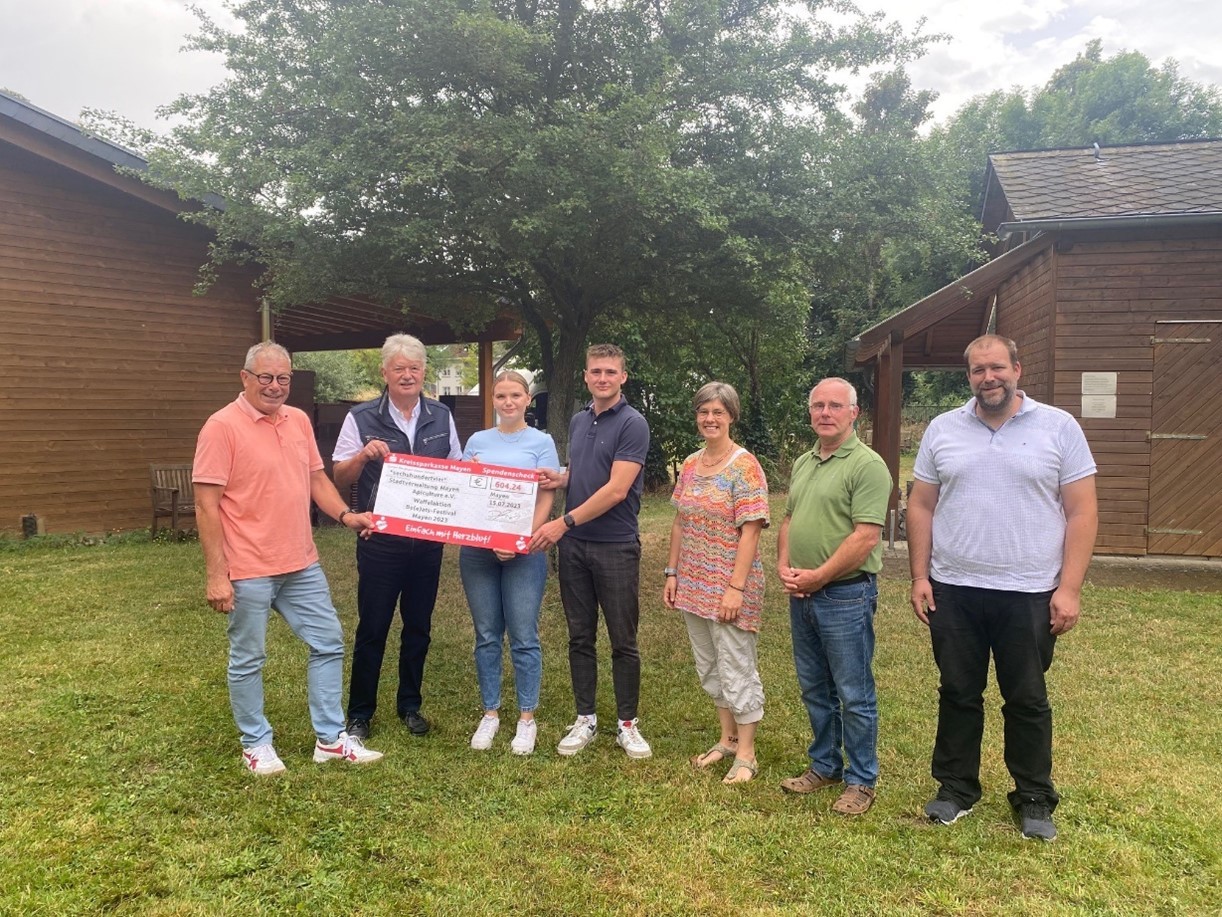 Gruppenfoto mit Spendenscheck