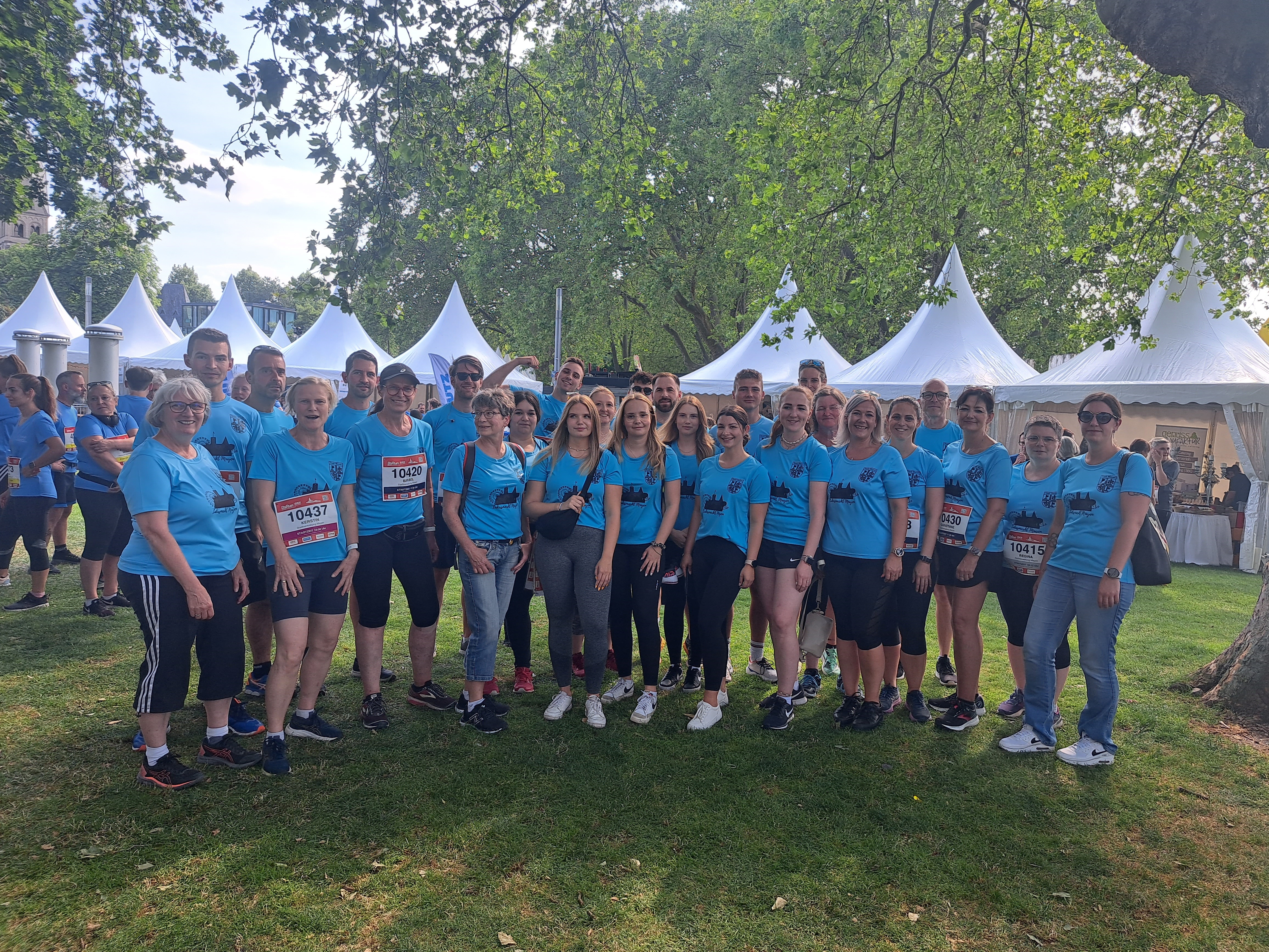 Gruppenfoto von Teilnehmenden des B2Run-Laufs