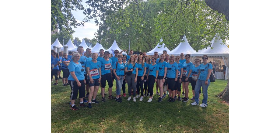 Gruppenfoto von Teilnehmenden des B2Run-Laufs