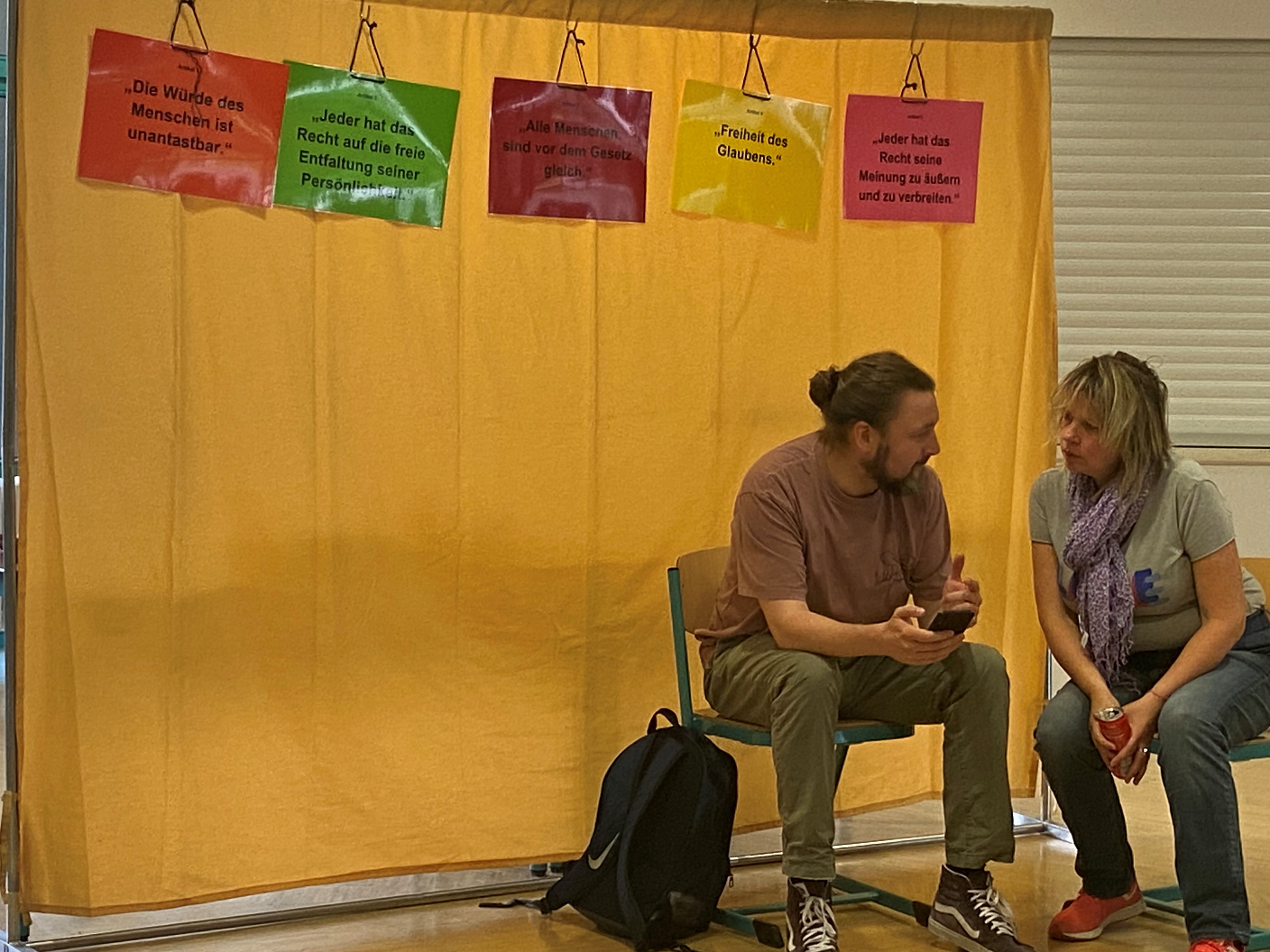 Schauspieler spielen eine Szene vor