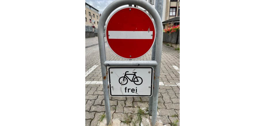 Straßenschild der aufgehobenen Einbahnstraßenregelung für Fahrradfahrer