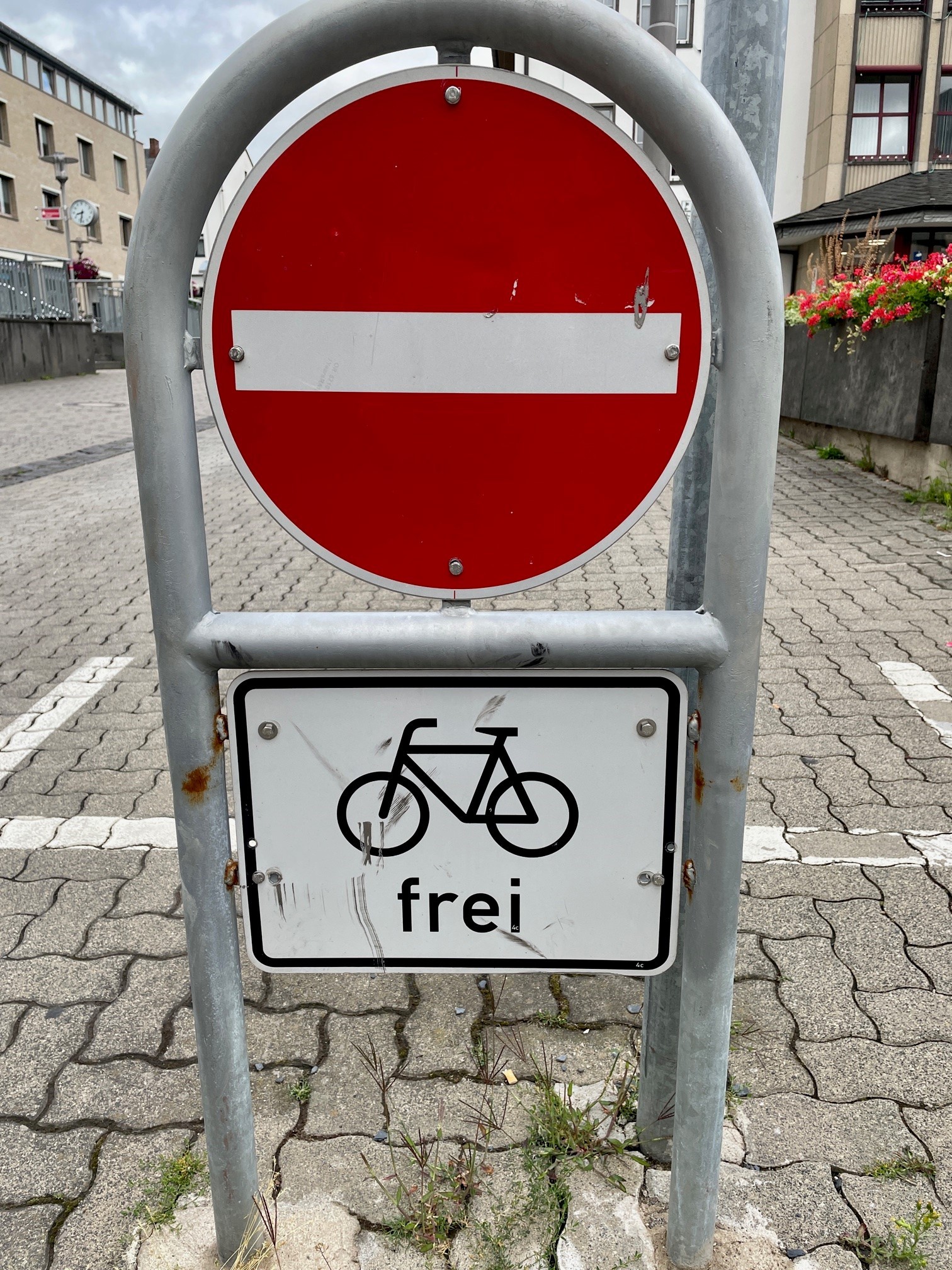 Straßenschild der aufgehobenen Einbahnstraßenregelung für Fahrradfahrer