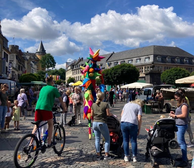 Momentaufnahme vom Treiben auf dem Marktplatz beim Kinderfest