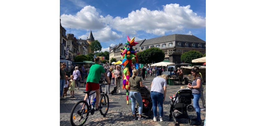 Momentaufnahme vom Treiben auf dem Marktplatz beim Kinderfest