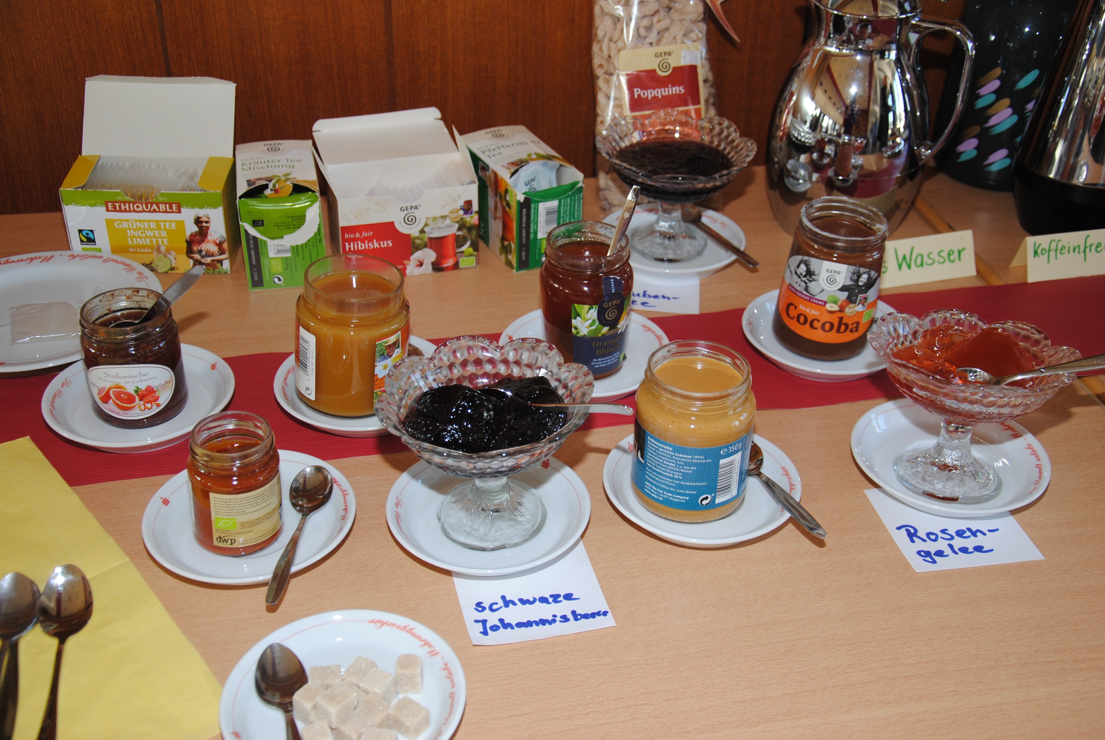 Verschiedenen Produkte sind schön auf einem Tisch angerichtet