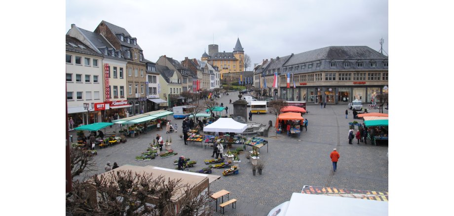 Marktstände auf einem Marktplatz - Menschen laufen herum 