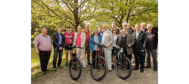 Gruppe von Personen - 3 davon mit einem Fahrrad