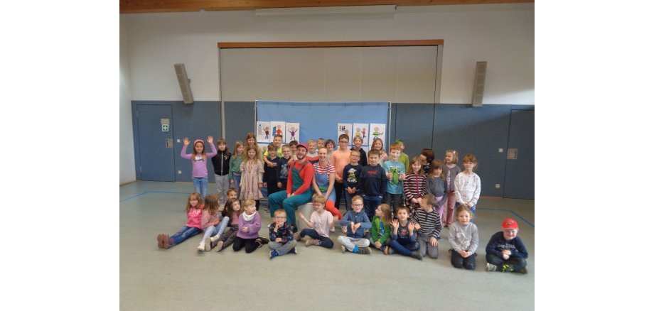 Kinder des städt. Kindergartens und der Grundschule Kürrenberg mit den Akteuren der theaterpädagogischen Werkstatt 